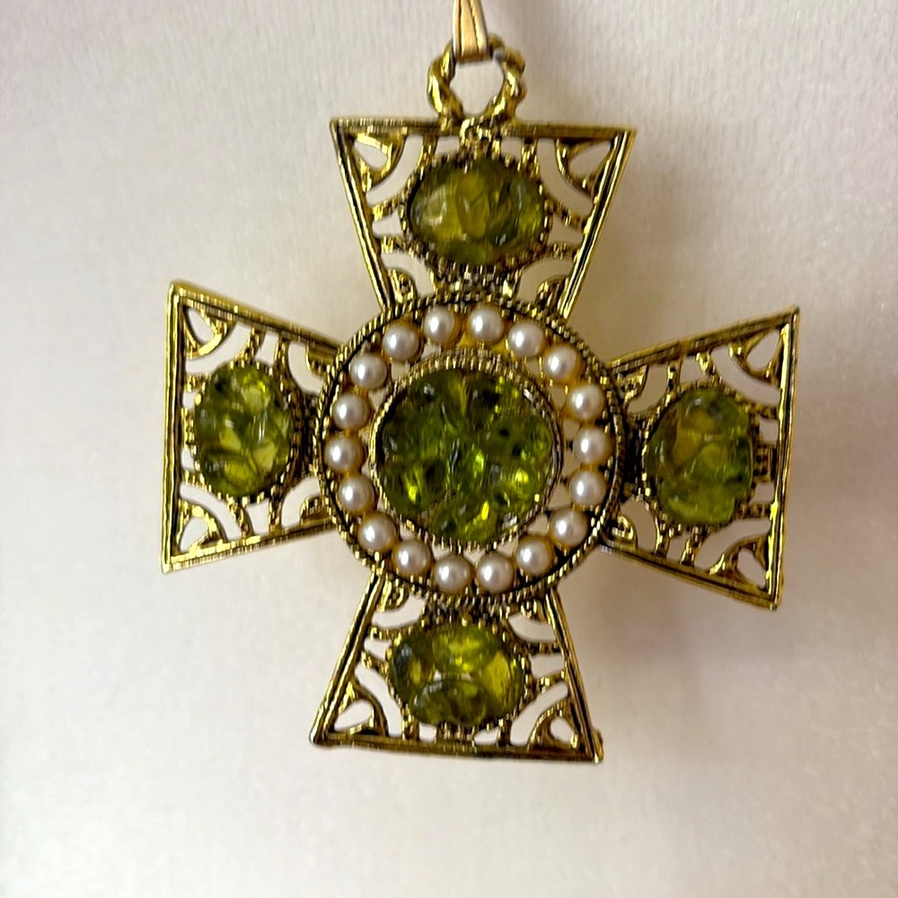 π₯HPπ₯VTG Statement Maltese Cross Pendant with Necklace, gold/ green - Picture 5 of 12